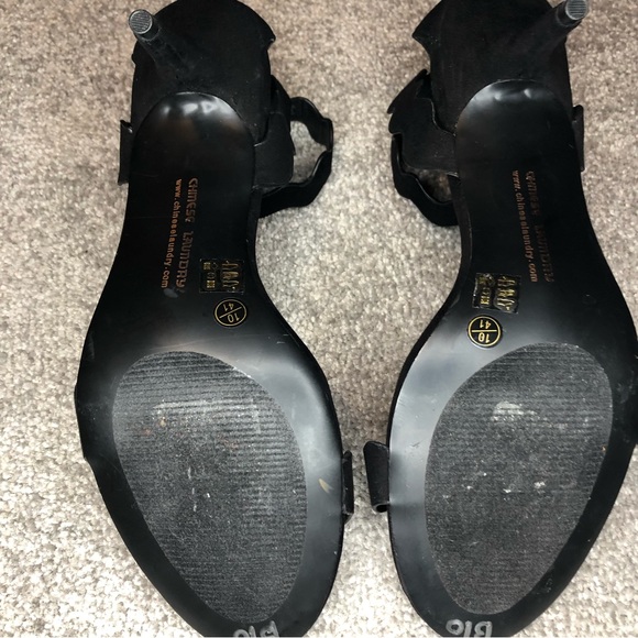 Chinese Laundry rubie scalloped sandal, black with copper hardware - Picture 5 of 6